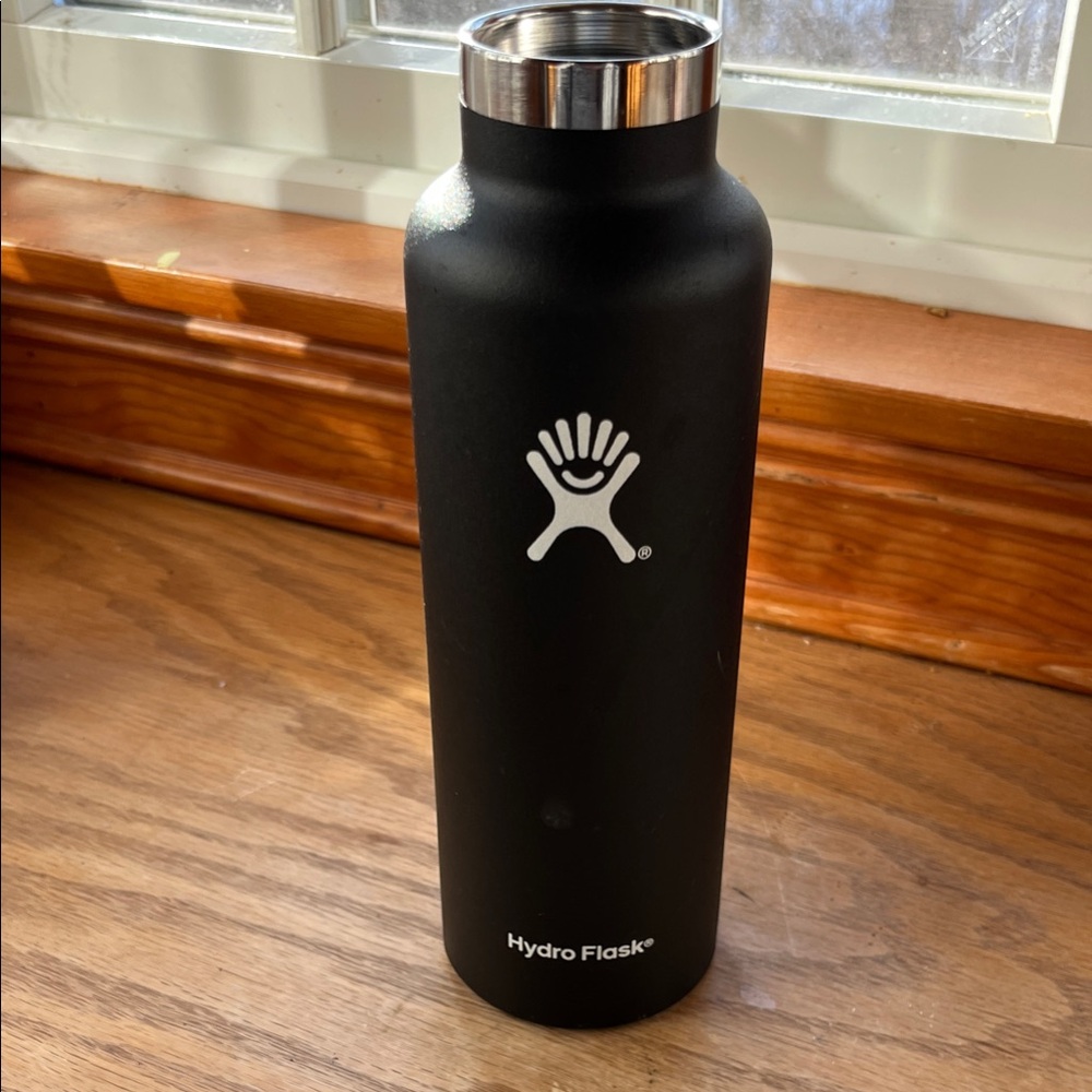 Hydro Flask Matte Black sports bottle with handle/standard mouth - 21 ounce